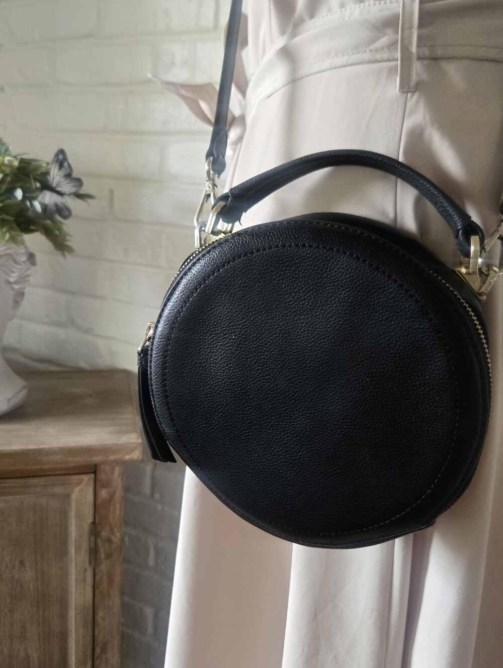 Black Leather Circle Purse By Vince Camuto, Travel, Card Slot, Day To Night